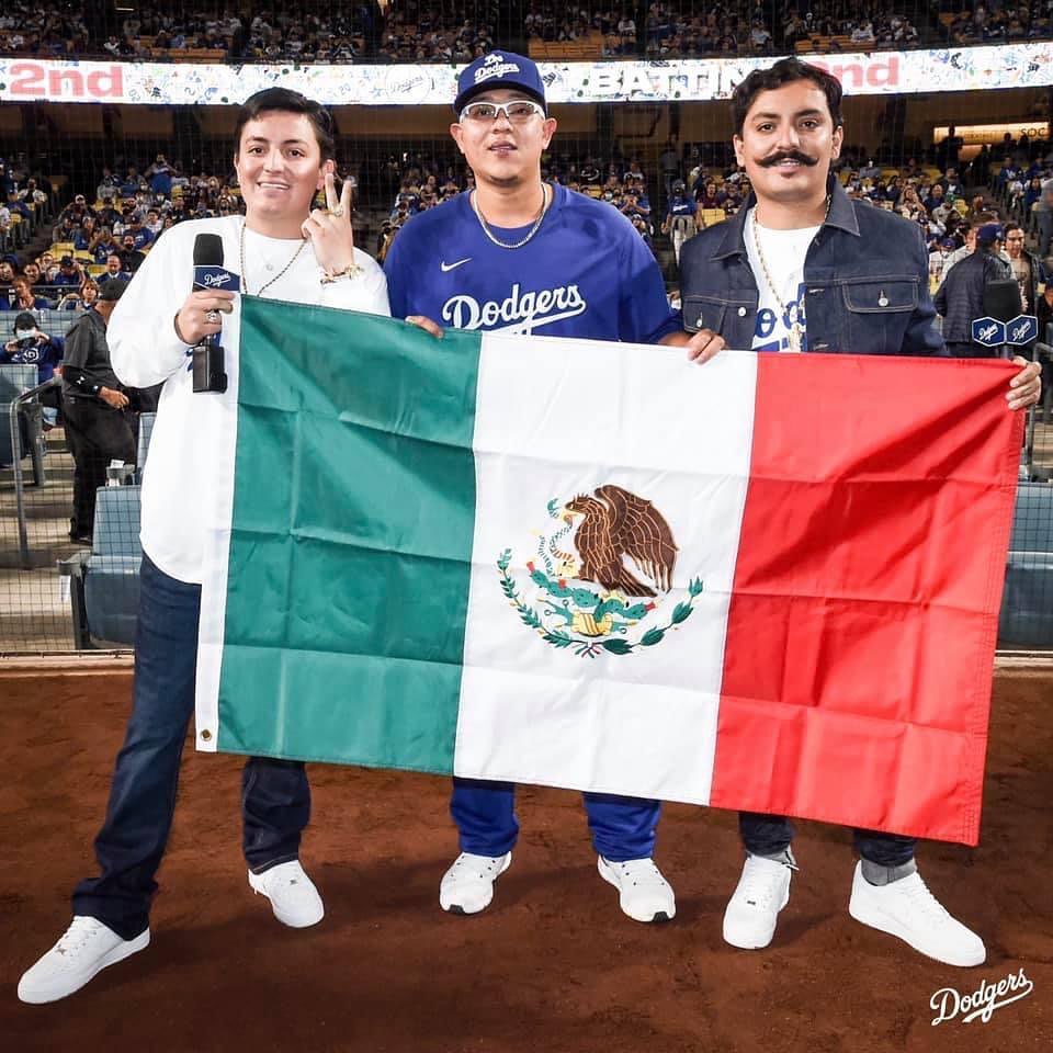 Gran ovación para Los Dos Carnales en su visita a Julio Urías y los Dodgers 