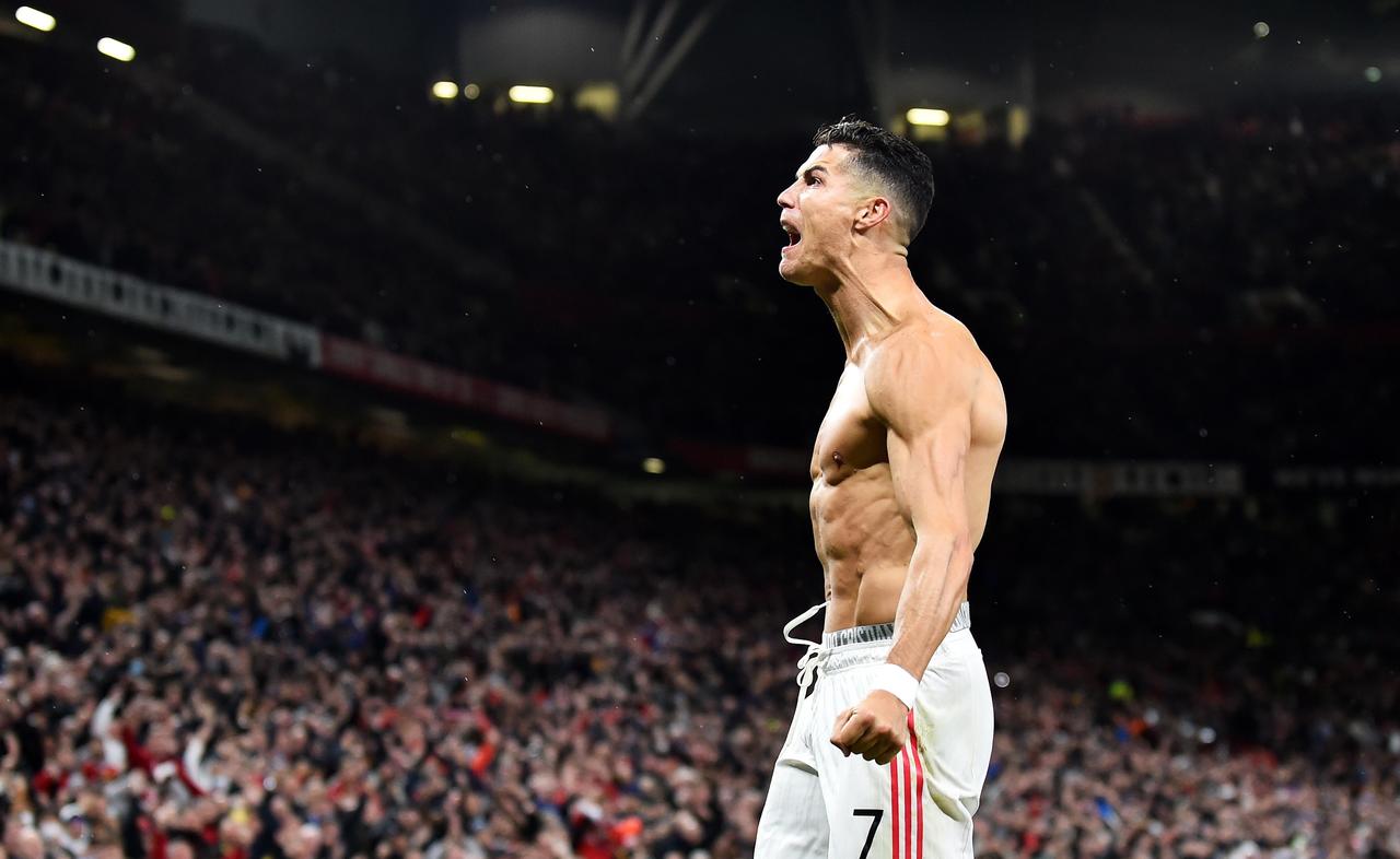 Cristiano Ronaldo, que estaba haciendo un partido más que discreto, apareció en el minuto 95 para dar una victoria épica y catártica a un Manchester United que no fue mejor que el Villarreal, pero que tuvo al '7' de su parte en el suspiro final (2-1). (EFE) 
