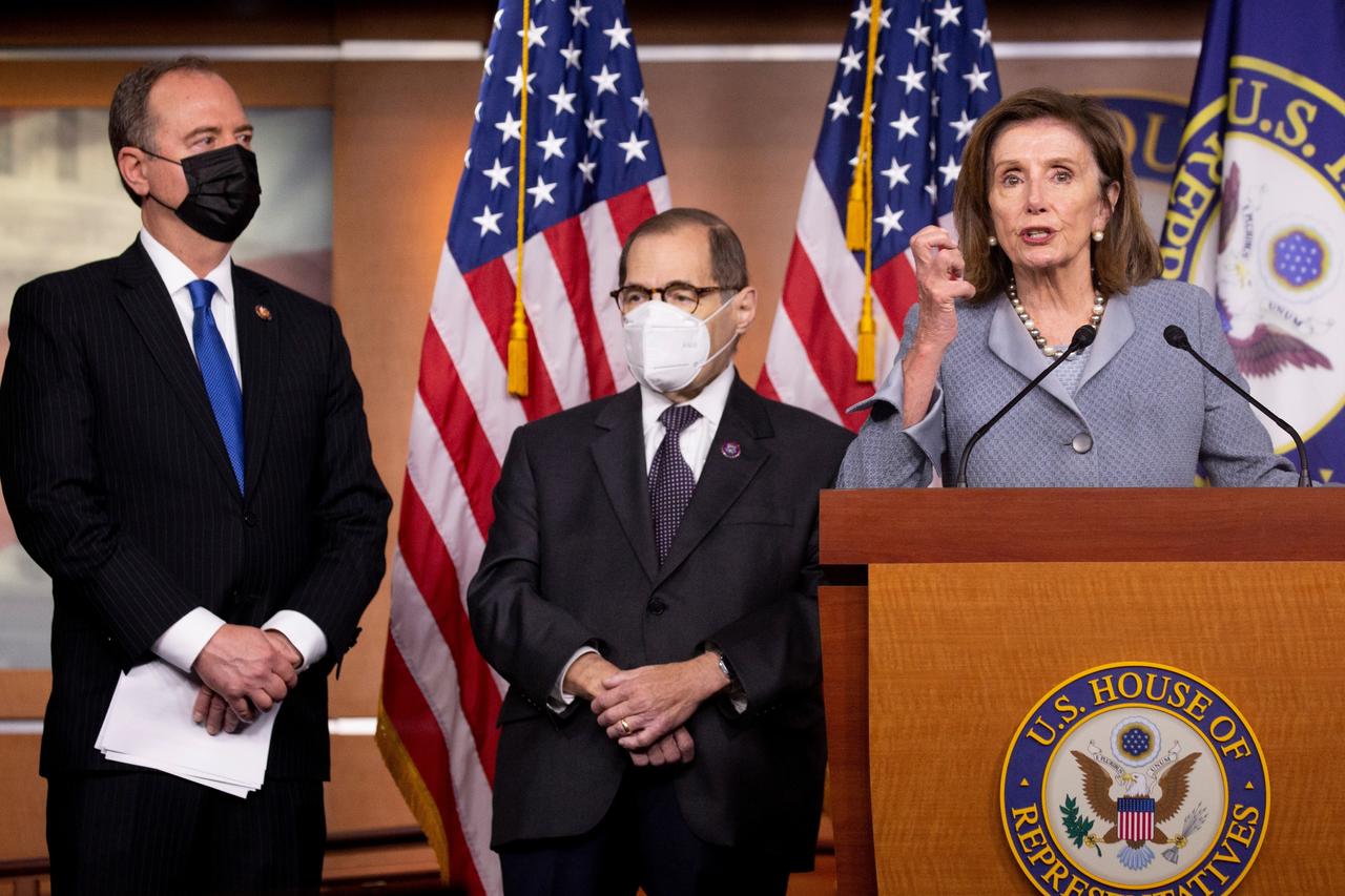 La presidente de la Cámara, la demócrata Nancy Pelosi, buscó unir al partido para evitar una rebelión en el ala centrista que pudiera provocar una crisis financiera en Estados Unidos. (ARCHIVO)