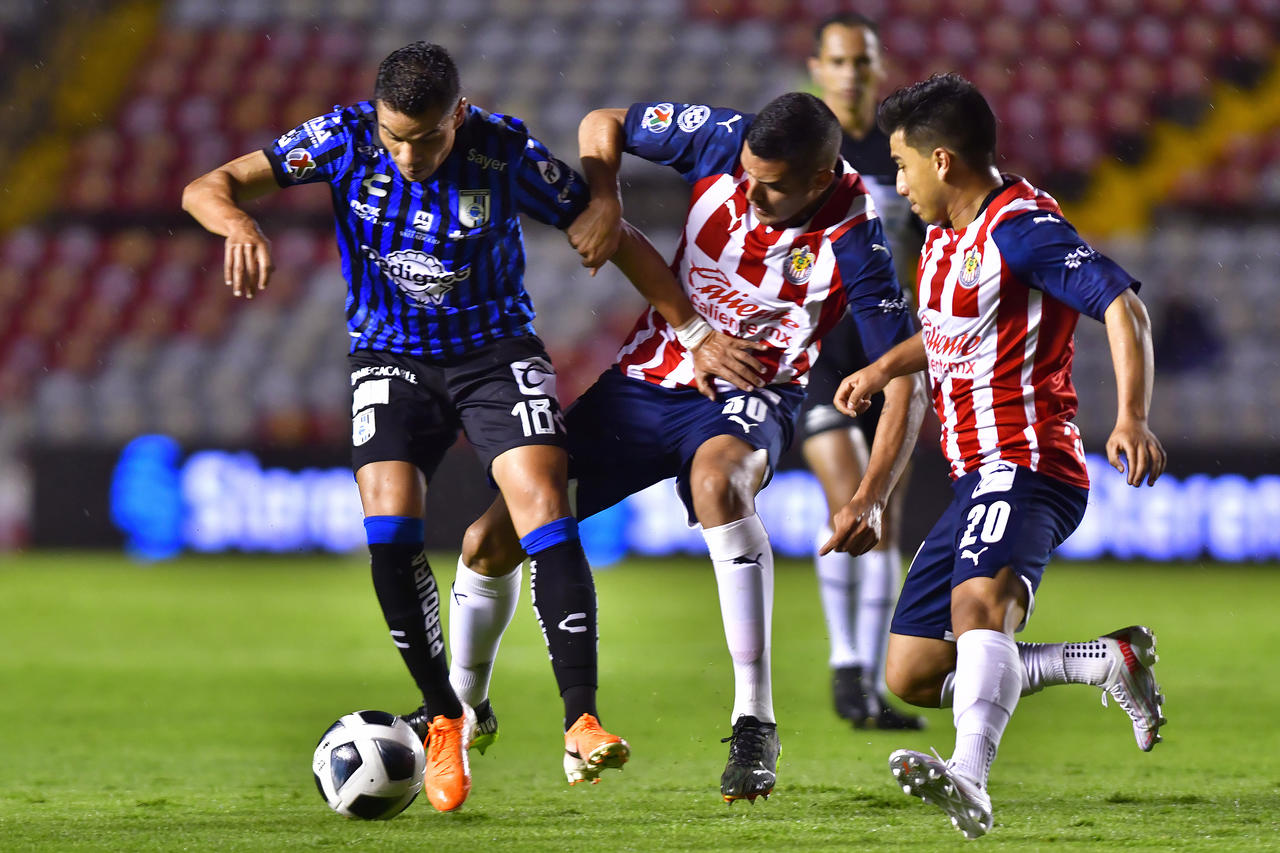 Chivas perdió 1-0 ante Gallos Blancos de Querétaro, dejando tirada su racha de cinco juegos sin derrota, de los cuales cuatro eran con Víctor Manuel Vucetich. (JAM MEDIA)