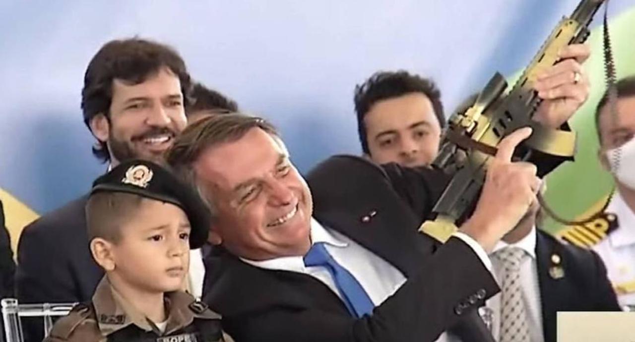 El presidente brasileño, Jair Bolsonaro, promotor de políticas dirigidas a armar a la población civil, mostró este jueves a un niño seis años, vestido de militar y con un fusil de juguete, y lo puso como ejemplo de 'civilidad' y 'patriotismo'. (ESPECIAL) 