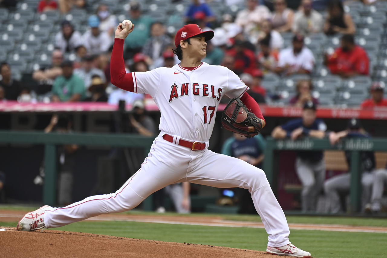 El fenomenal lanzador/bateador Shohei Ohtani no volverá al montículo esta temporada con los Angelinos de Anaheim y se concentrará solamente en aportar con su madero en la recta final del campeonato. (ARCHIVO)

