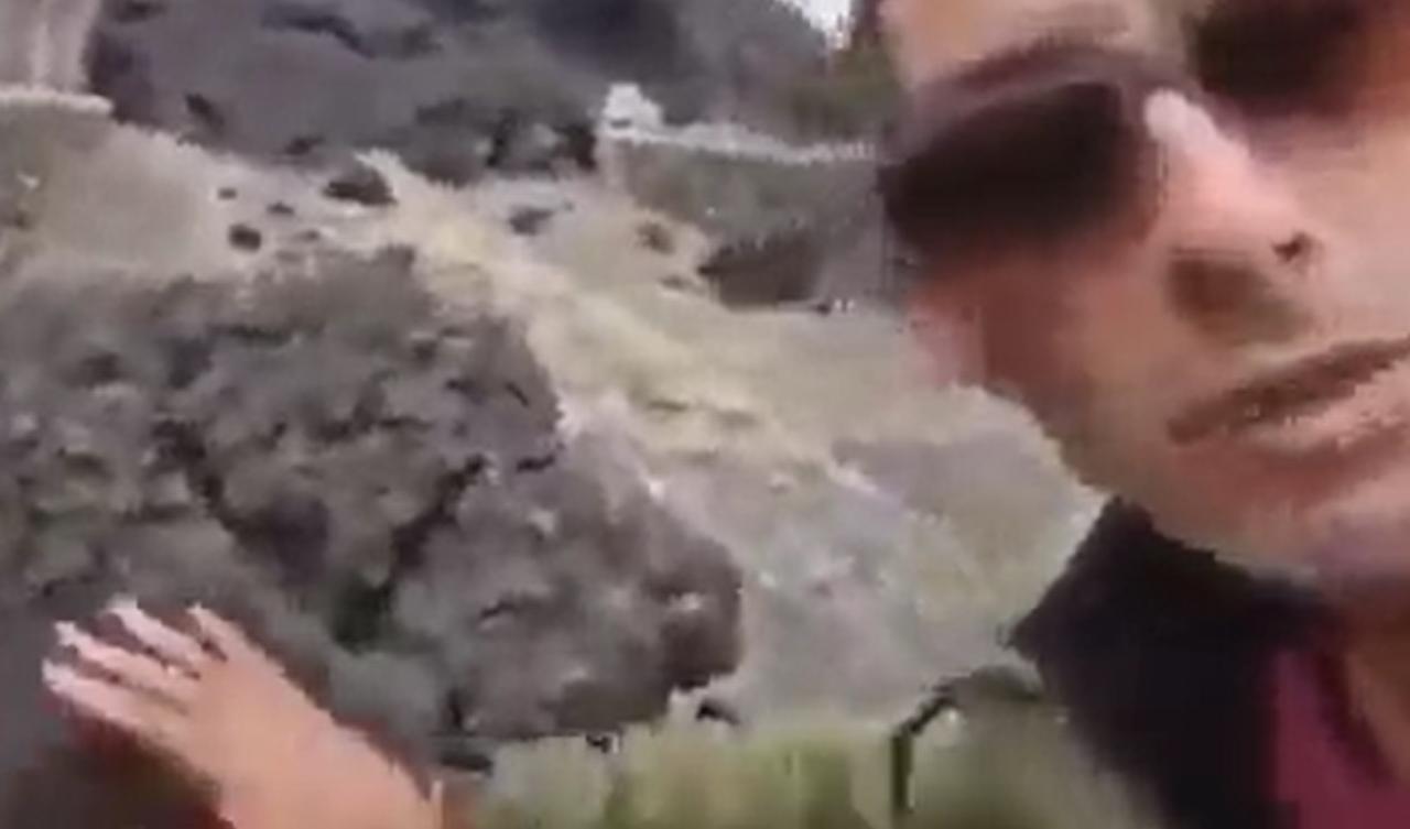 El reportero ha sido criticado por su 'imprudencia' al mostrarse tocando la lava del volcán ubicado en la isla de La Palma, pues el video ha 'incitado' a otros a intentarlo (CAPTURA)  
