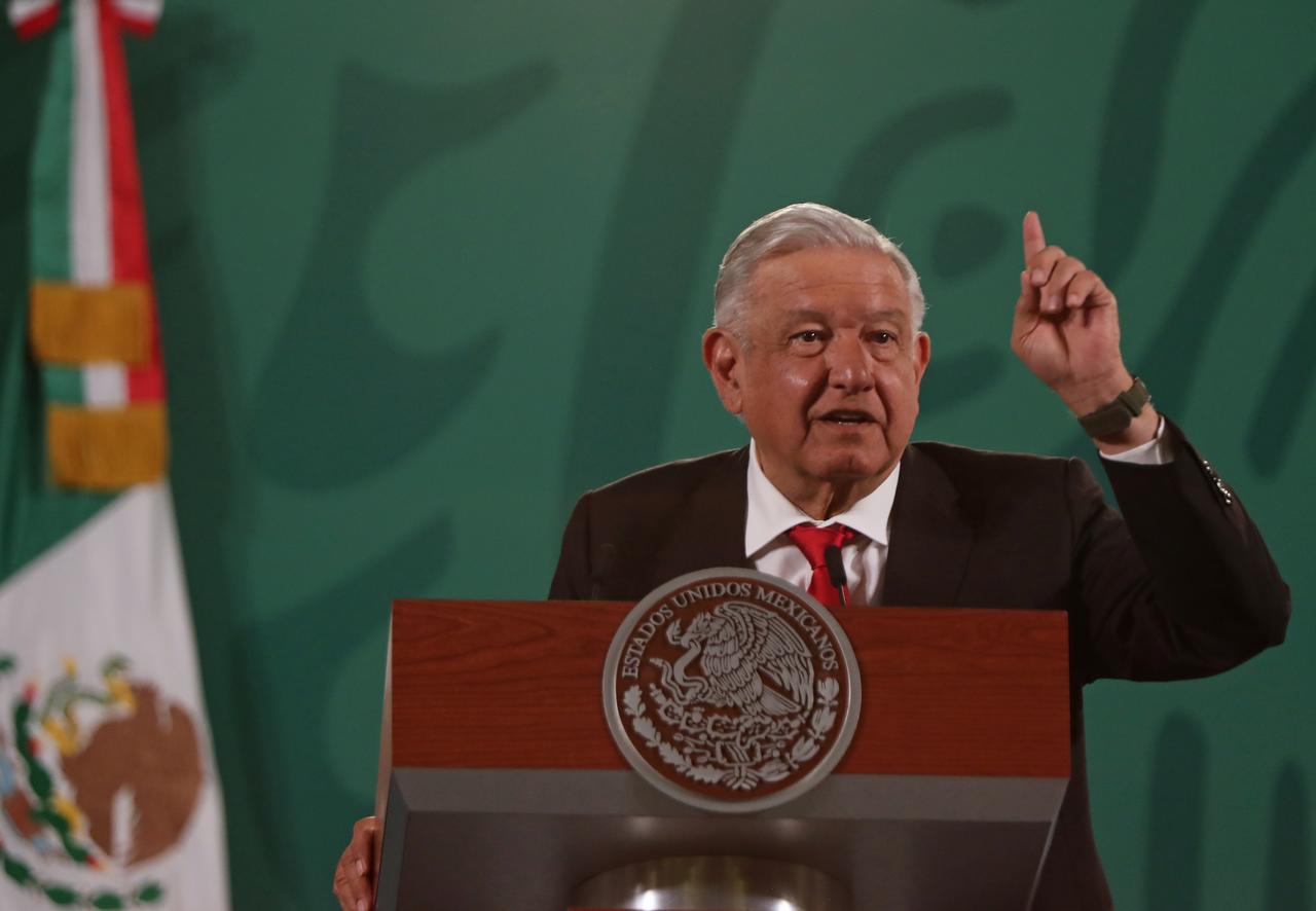 El presidente Andrés Manuel López Obrador informó que este viernes se darán a conocer los documentos que ha puesto a disposición de la investigación la Secretaría de la Defensa (Sedena) en el caso Ayotzinapa, pero no los testimonios testados de militares como señaló ayer, pues afirmó que 'hubo una mala interpretación'. (ARCHIVO) 
