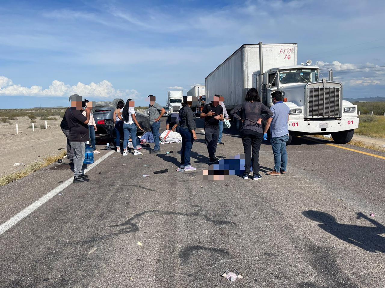 Una persona fallecida y tres más lesionados, entre ellos una menor de tres años de edad, fue el saldo de una volcadura que se registró la tarde de este viernes sobre la carretera Saltillo-Torreón, en territorio del municipio de Parras, Coahuila. (EL SIGLO DE TORREÓN) 
