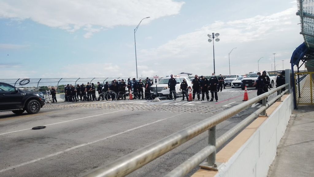 Se alertó a todo el personal y en segundos comenzaron a llegar oficiales a la Guardarraya del Puente II; además, arribó el montacargas con las barreras que se utilizan para cerrar el puente.