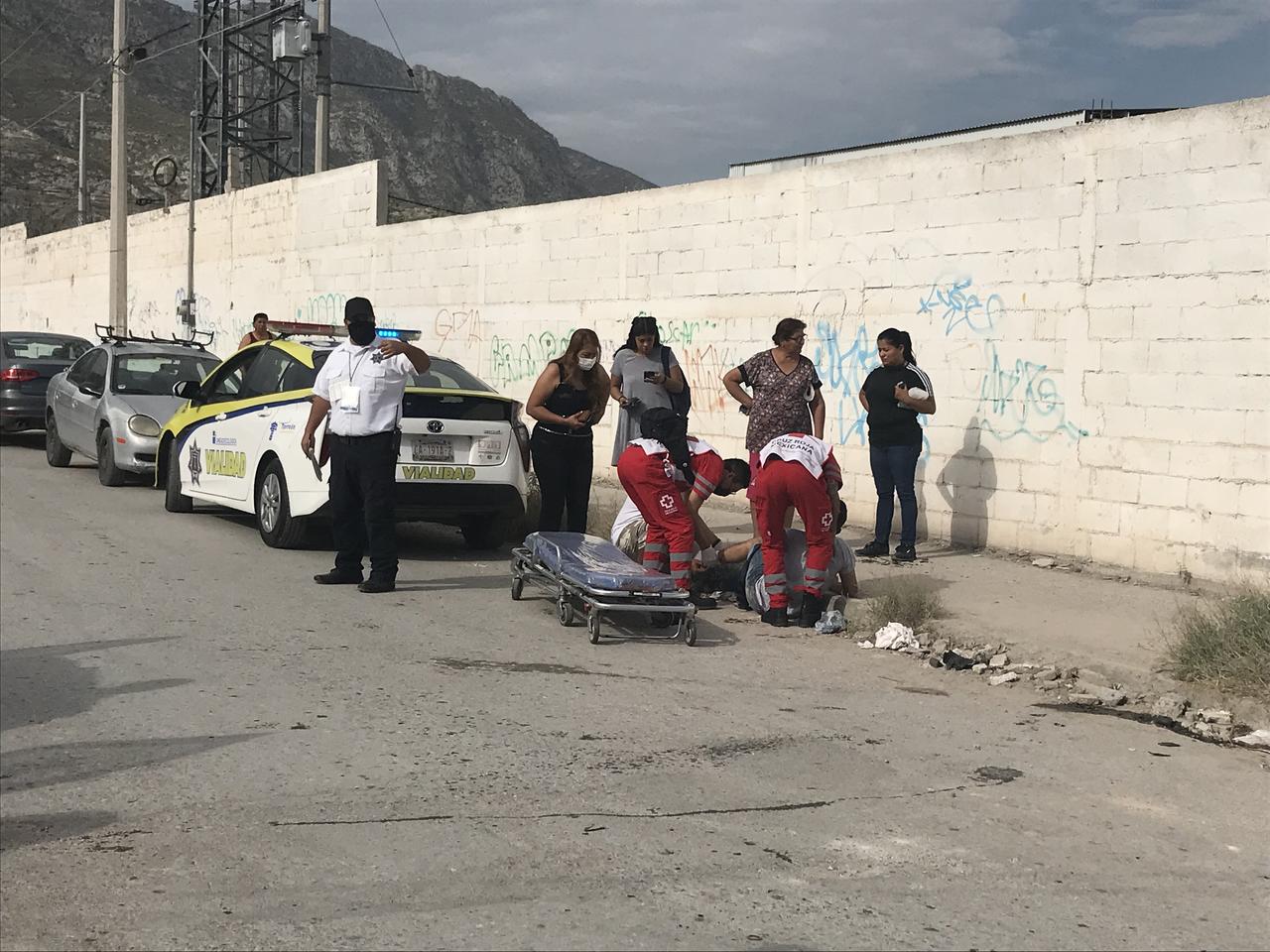 Un joven de 22 años de edad resultó con una fractura en una de sus piernas y golpes en distintas parte del cuerpo tras caer de su motocicleta en la colonia Las Luisas de la ciudad de Torreón.
