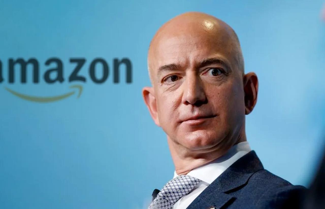 Trabajadores y exempleados, se pronunciaron contra la empresa de Jeff Bezos, acusándola de ser 'sexista' (ESPECIAL)