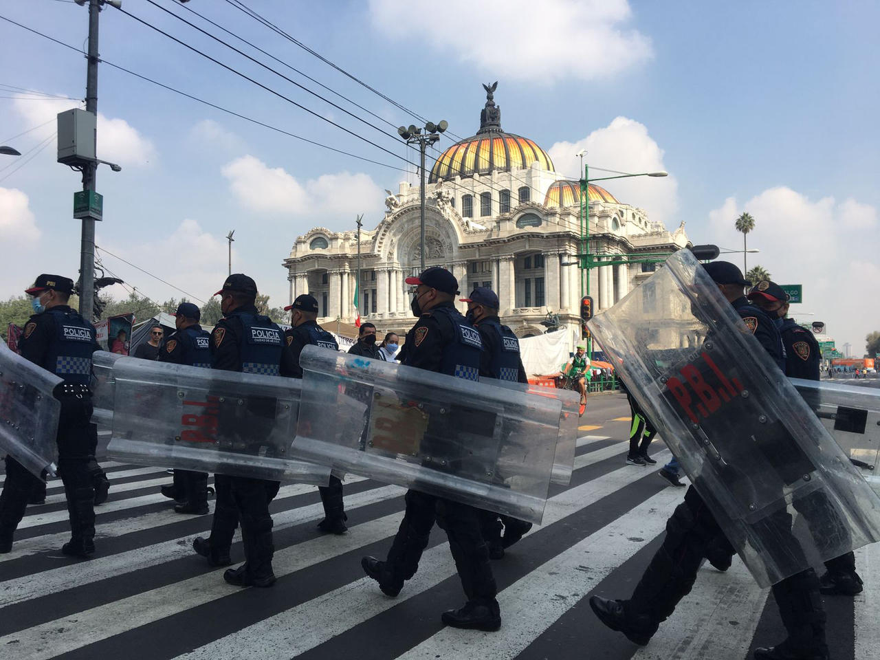 Se preparan para las marchas por la tarde en la Ciudad de México. (EL UNIVERSAL)