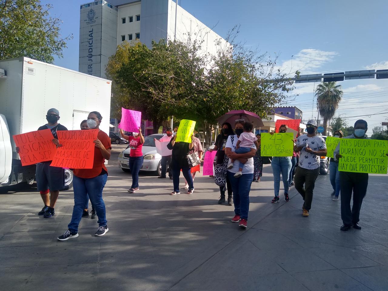 Marcha por los 53 años de la matanza de Tlatelolco en Gómez Palacio. (MARÍA DE JESÚS VÁZQUEZ)
