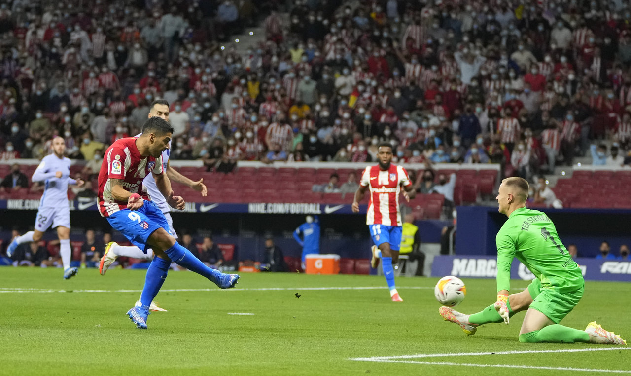 Luis Suárez y el Atlético de Madrid hunden aún más al Barcelona