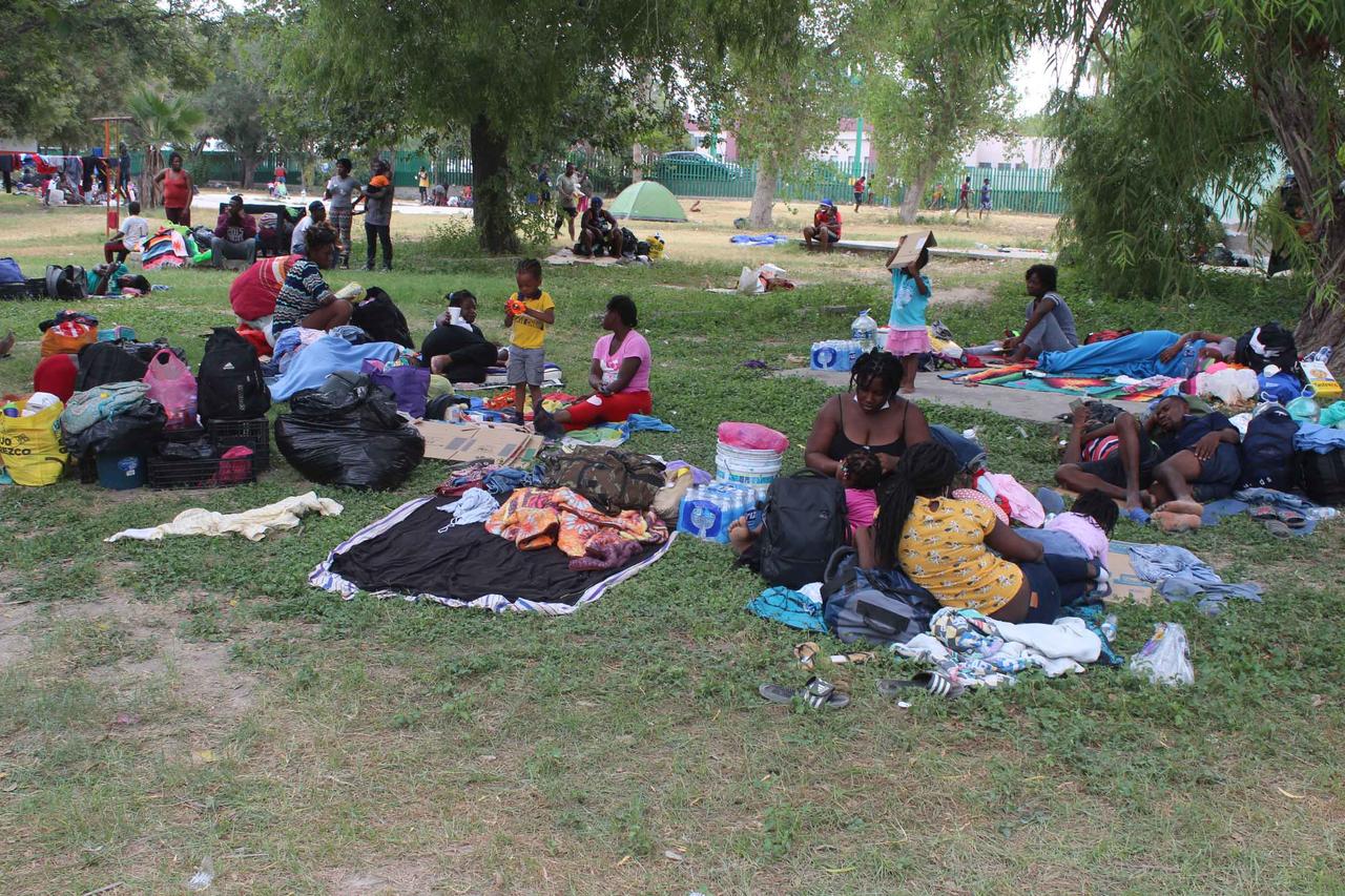 Un total de 180 migrantes que permanecen en la estancia migratoria provisional en Ciudad Acuña, fueron vacunados contra el COVID-19 durante la mañana de este sábado por personal de los tres niveles de gobierno que participan en las Brigadas Correcaminos.
