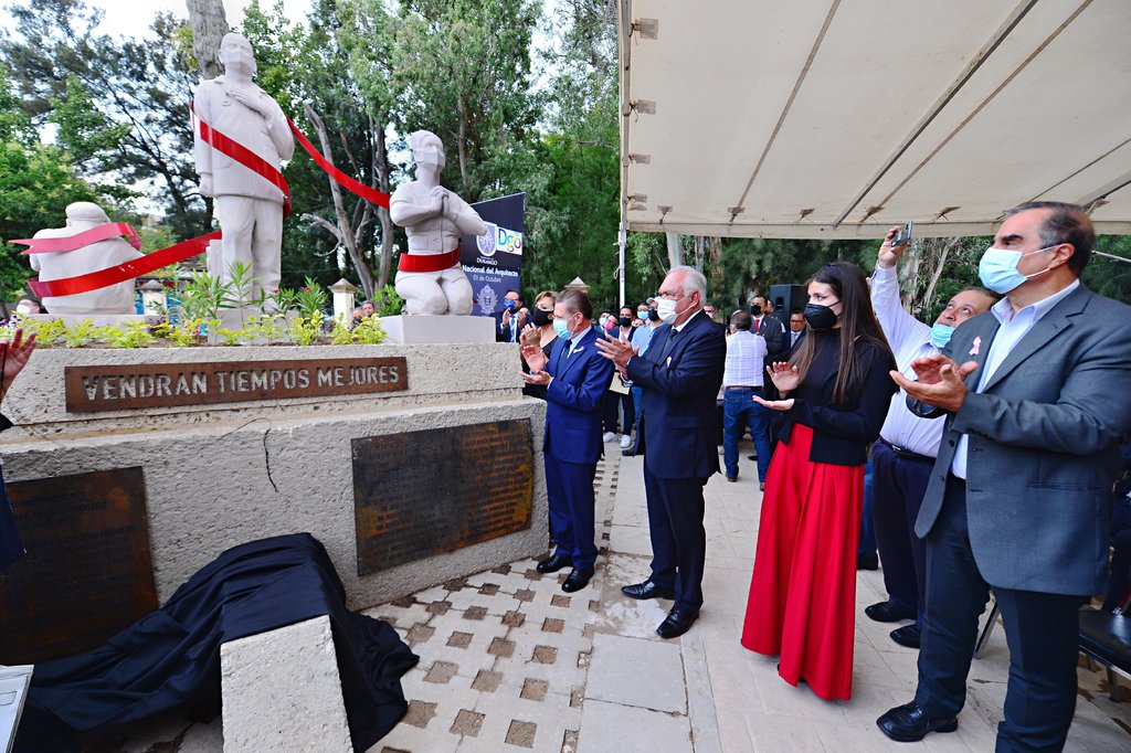 El gobernador José Rosas Aispuro Torres develó el monumento dedicado a enaltecer la labor de médicos, enfermeros y socorristas. (EL SIGLO DE TORREÓN)