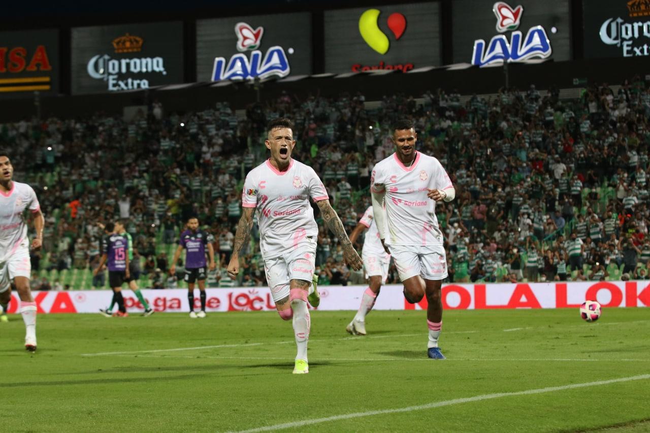 Santos Laguna aprovechó una pena máxima para derrotar por la mínima diferencia 1-0 a los Cañoneros del Mazatlán, que anoche se murieron de nada en la cancha del Corona. (JORGE MARTÍNEZ)