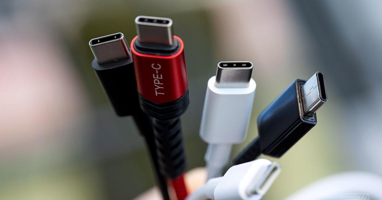 La Comisión Europea, el brazo ejecutivo de la Unión Europea, ha anunciado sus planes para obligar a los fabricantes de teléfonos inteligentes y otros productos electrónicos a instalar un puerto de carga USB-C común en sus dispositivos. (ESPECIAL) 
