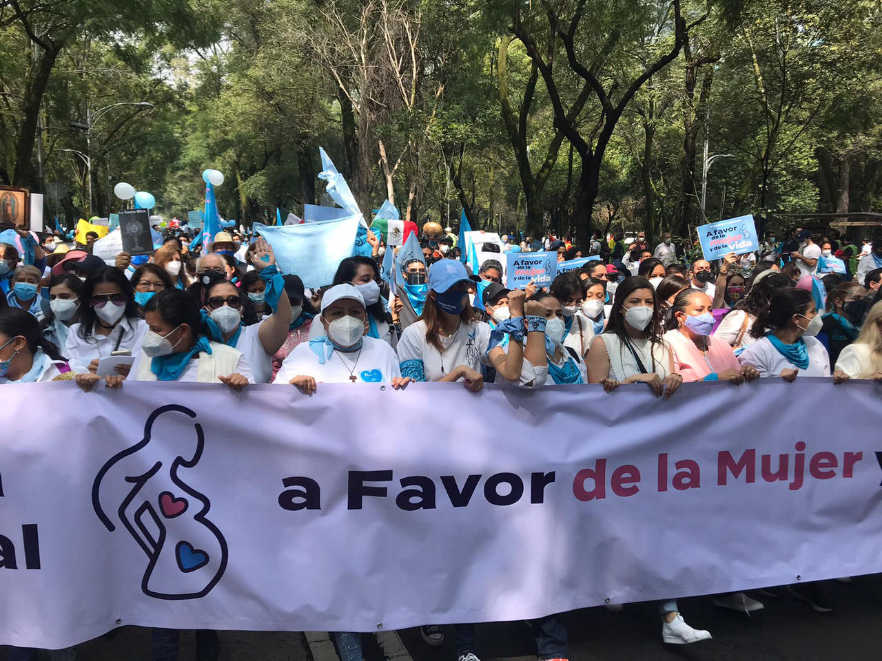 Al grito de 'Sí a la vida, no al aborto', unos 5 mil manifestantes provida iniciaron la 'Marcha por la mujer y la vida' desde el Auditorio Nacional. (EFE) 
 