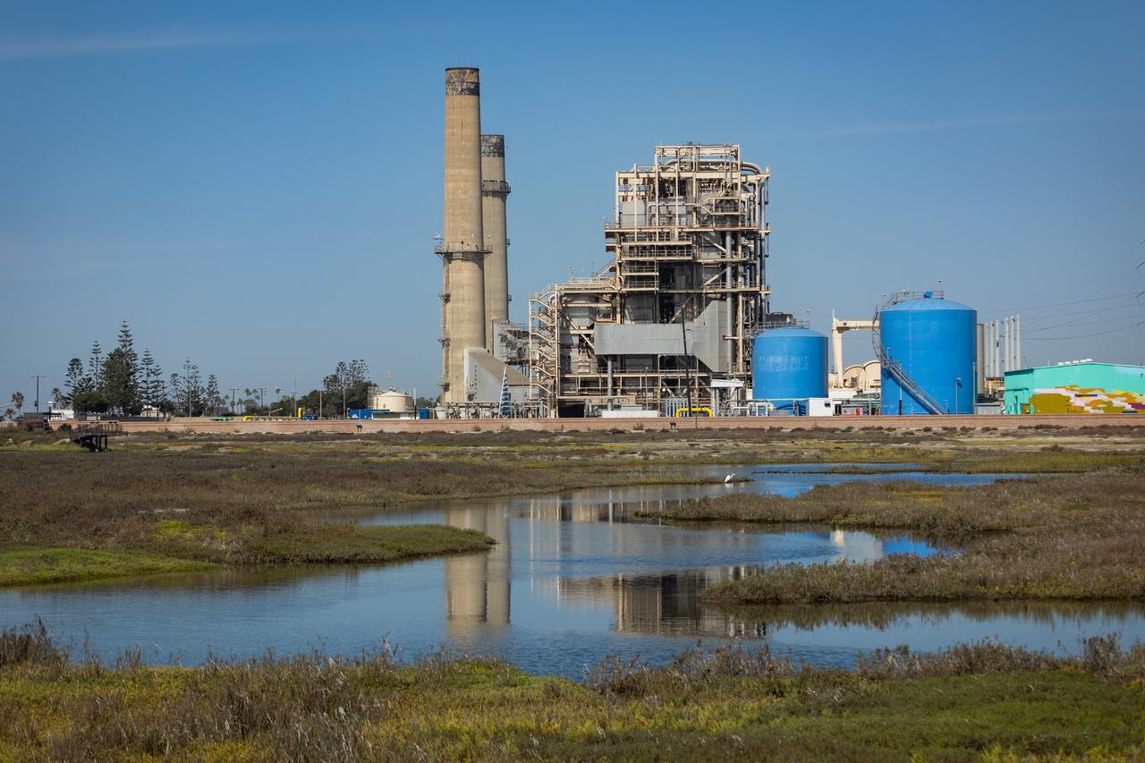 Un derrame petrolero ensució las playas populares del sur de California y mató a animales silvestres, llevando a los cuerpos de rescate a tratar de contenerlo antes de que contamine a otras tierras protegidas. (EFE) 
