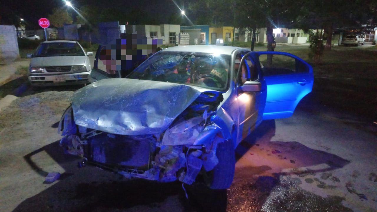 Un conductor en estado de ebriedad se impactó contra un auto estacionado en el fraccionamiento Rincón La Joya de la ciudad de Torreón, presuntamente seguía a otro vehículo que lo impactó previamente.
