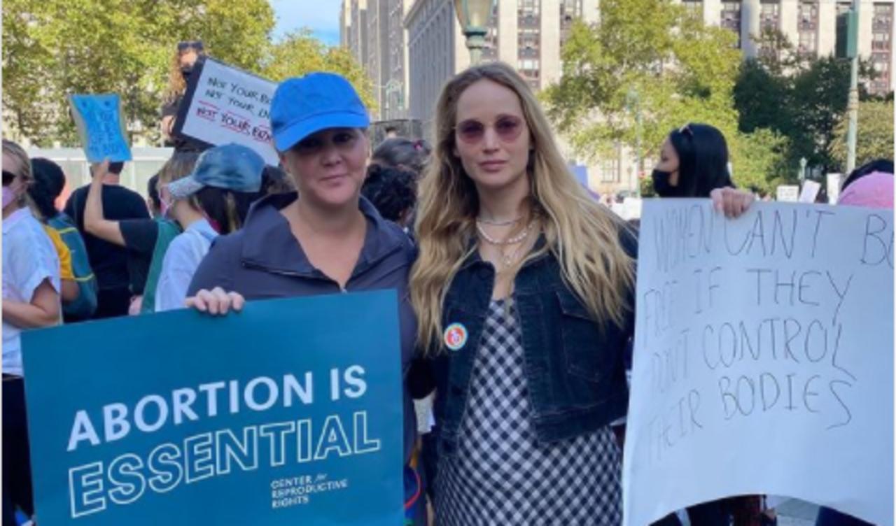 Jennifer Lawrence hizo un aparición en la Marcha de las Mujeres para apoyar el derecho al aborto seguro, donde estuvo acompañada de la también actriz y comediante Amy Schummer. (INSTAGRAM)  
