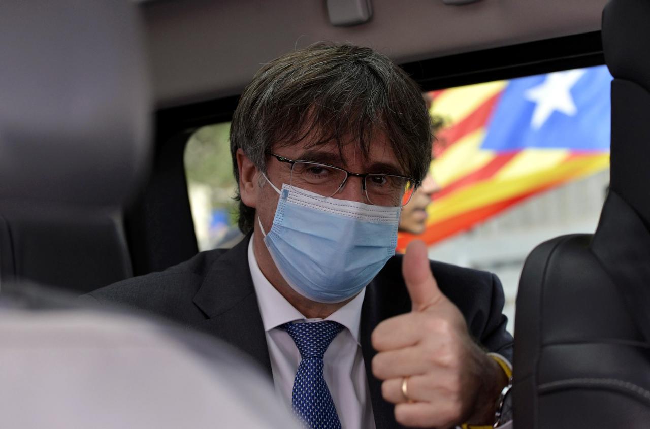 El exlíder separatista catalán Carles Puigdemont abandonó una corte de Cerdeña el lunes luego que un juez postergó una decisión sobre la petición de extradición de España y le dio autorización para viajar con libertad. (EFE) 