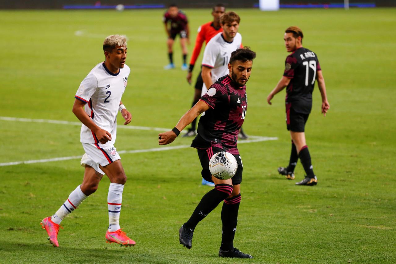 La Federación Mexicana de Futbol recibió, por parte de la Comisión del Estatuto del Jugador de la FIFA, la autorización para que el jugador de LA Galaxy de la Major League Soccer, Julián Araujo, pueda representar a la Selección Nacional de México. (ARCHIVO) 
