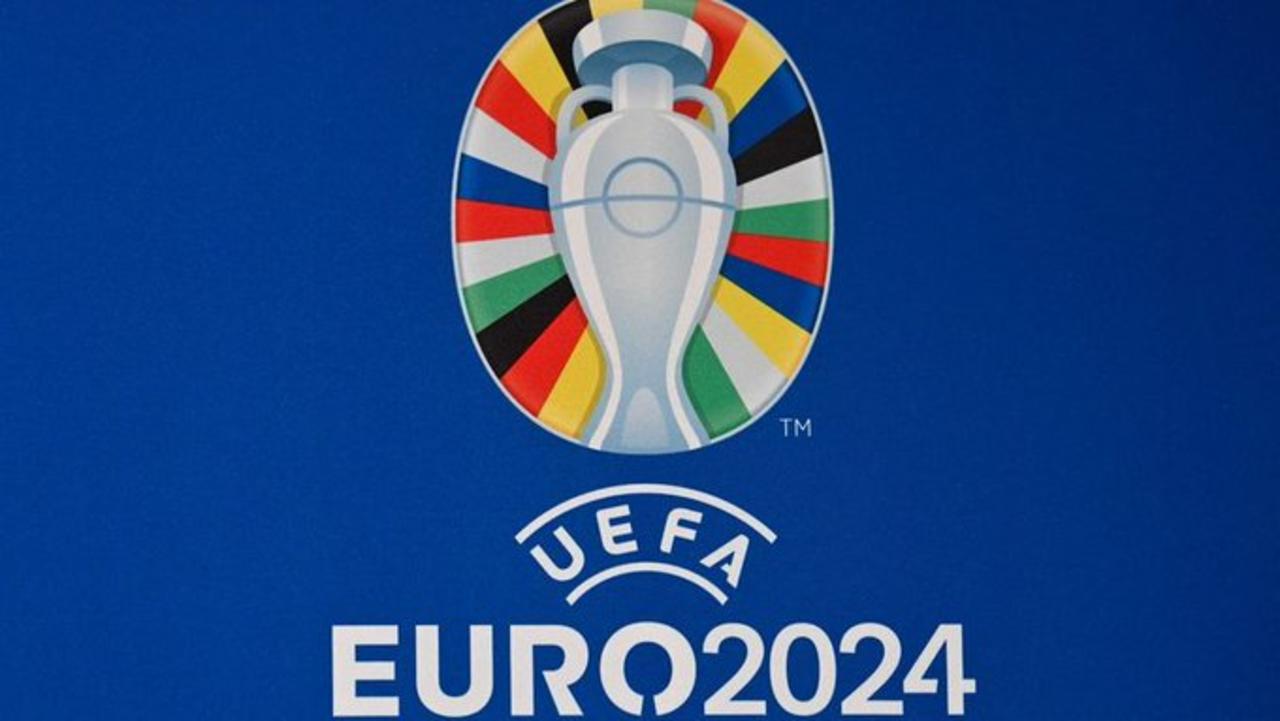 La UEFA presentó este martes en el Olympiastadion de Berlín el logotipo de la Eurocopa que en 2024 se disputará en diez ciudades de Alemania, y en él el trofeo Henri Delaunay figura en el centro y está rodeado por 24 franjas con los colores de las banderas de las 55 asociaciones miembro que representan a los 24 equipos participantes y con la forma de la cubierta del estadio olímpico berlinés.
