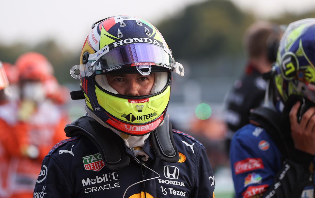 El piloto mexicano Sergio Pérez aseguró que quiere 'volver al podio este fin de semana' en el Gran Premio de Turquía, para el que ha hecho 'unos deberes muy intensos' después de la carrera de Rusia. (ESPECIAL)
