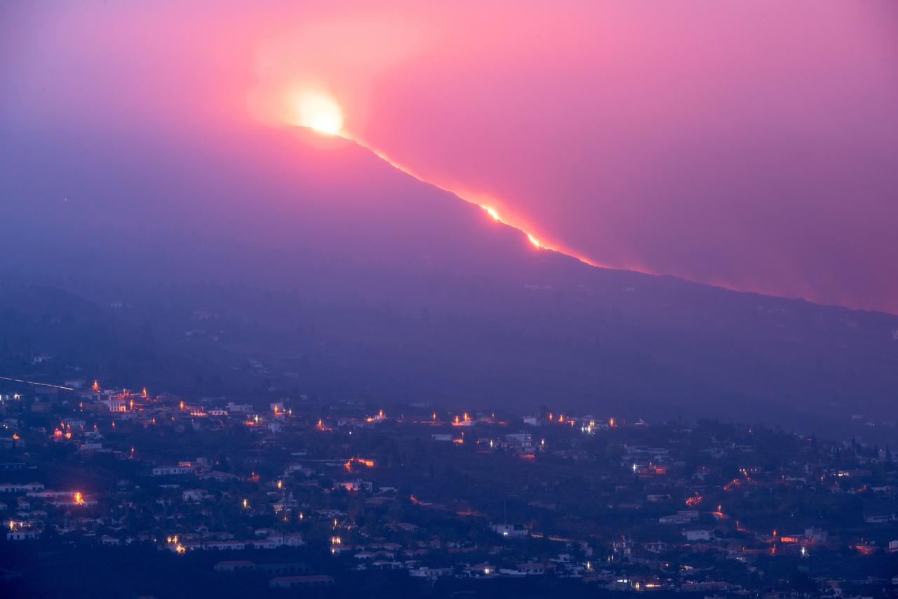 La erupción del volcán de La Palma ha entrado en una fase de estabilidad, dieciocho días después de que empezara a lanzar material y cubriera de cenizas y lava parte de esta isla española. (ARCHIVO) 
