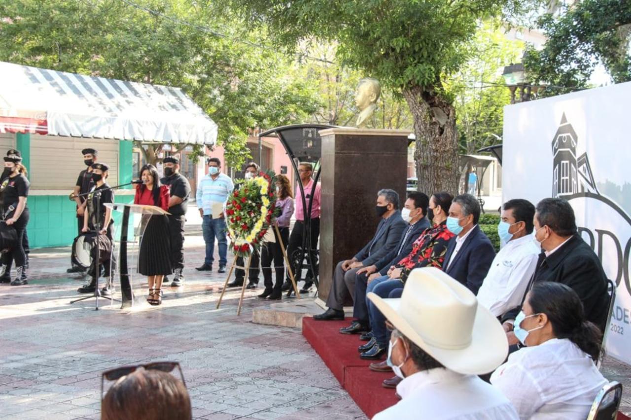 Se llevó a cabo un acto cívico en honor al 85 Aniversario del Reparto Agrario, frente al busto del expresidente de la República, el General Lázaro Cárdenas del Río, ubicado en la Plaza Principal. (EL SIGLO DE TORREÓN)