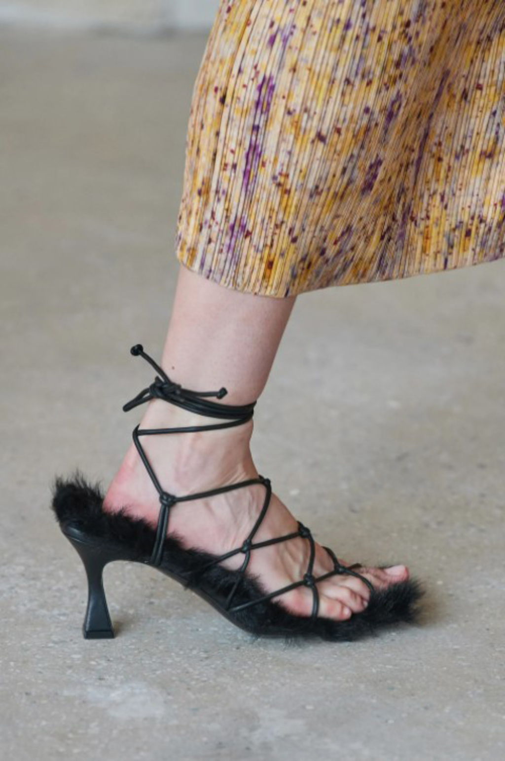 Altuzarra también optó por un toque original a las sandalías negras ‘básicas’ (ESPECIAL) 

