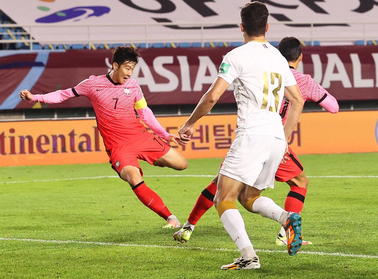  Heung-Min Son, delantero del Tottenham, salvó sobre la campana a Corea del Sur, que se impuso a Siria por 2-1 en partido de clasificación para Catar 2022 disputado este jueves en el estadio de la Copa del Mundo de Seúl. (EFE)
