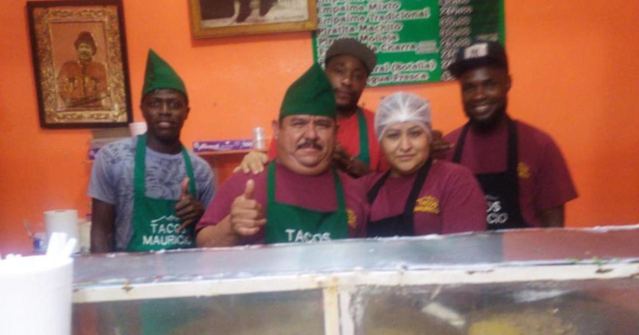 Una taquería en Monterrey, Nuevo León se hizo viral luego de una publicación en la anunciaba que contrataba a migrantes haitianos para una de sus taquerías. (ESPECIAL)
