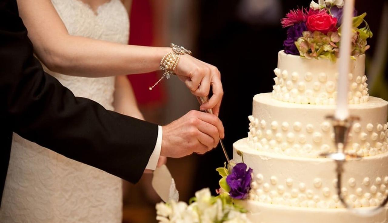 Tunden a pareja que cobró a invitados rebanadas extra del pastel de su boda  | El Siglo de Torreón