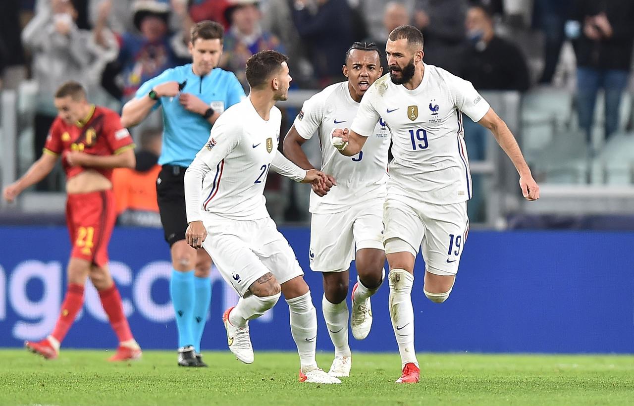 La selección de Francia hizo valer su condición de campeona del mundo este jueves y, con goles de Karim Benzema, Kylian Mbappé y Theo Hernández, remontó un 0-2 adverso ante Bélgica y se impuso por 3-2 para alcanzar la final de este domingo en Milán, donde le espera España.