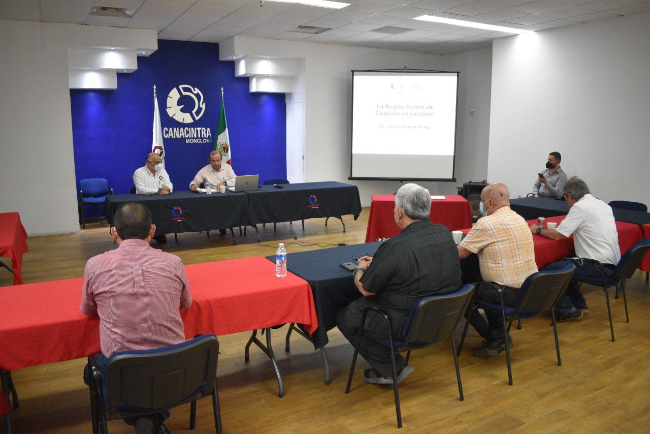 Funcionario estatal se reunió la tarde del jueves con empresarios. (SERGIO A. RODRÍGUEZ)