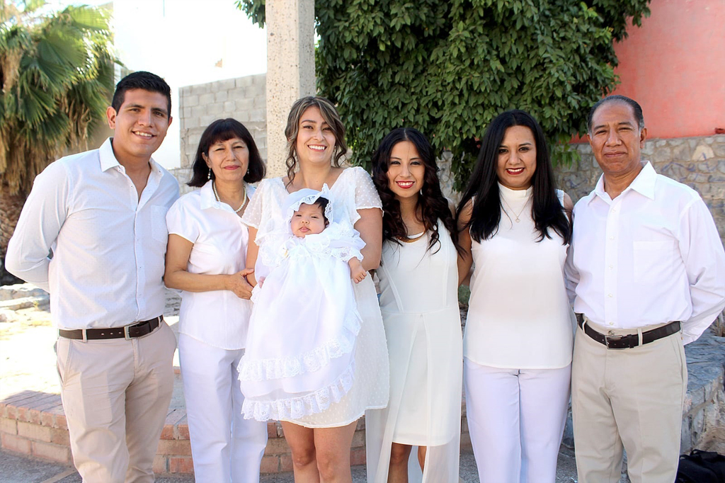 Jimena en brazos de su madrina, acompañada de sus papás y sus abuelos maternos: Silvia Sánchez, Pedro Mexica y su tía Iraís Mexica (CORTESÍA)