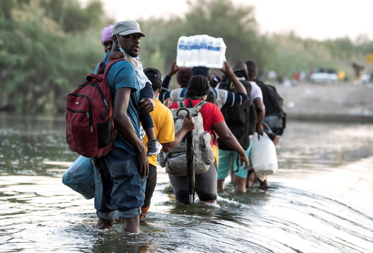 El encuentro ocurre mientras decenas de miles de haitianos están varados en las fronteras de México y en albergues en diversas regiones del país. (ARCHIVO)