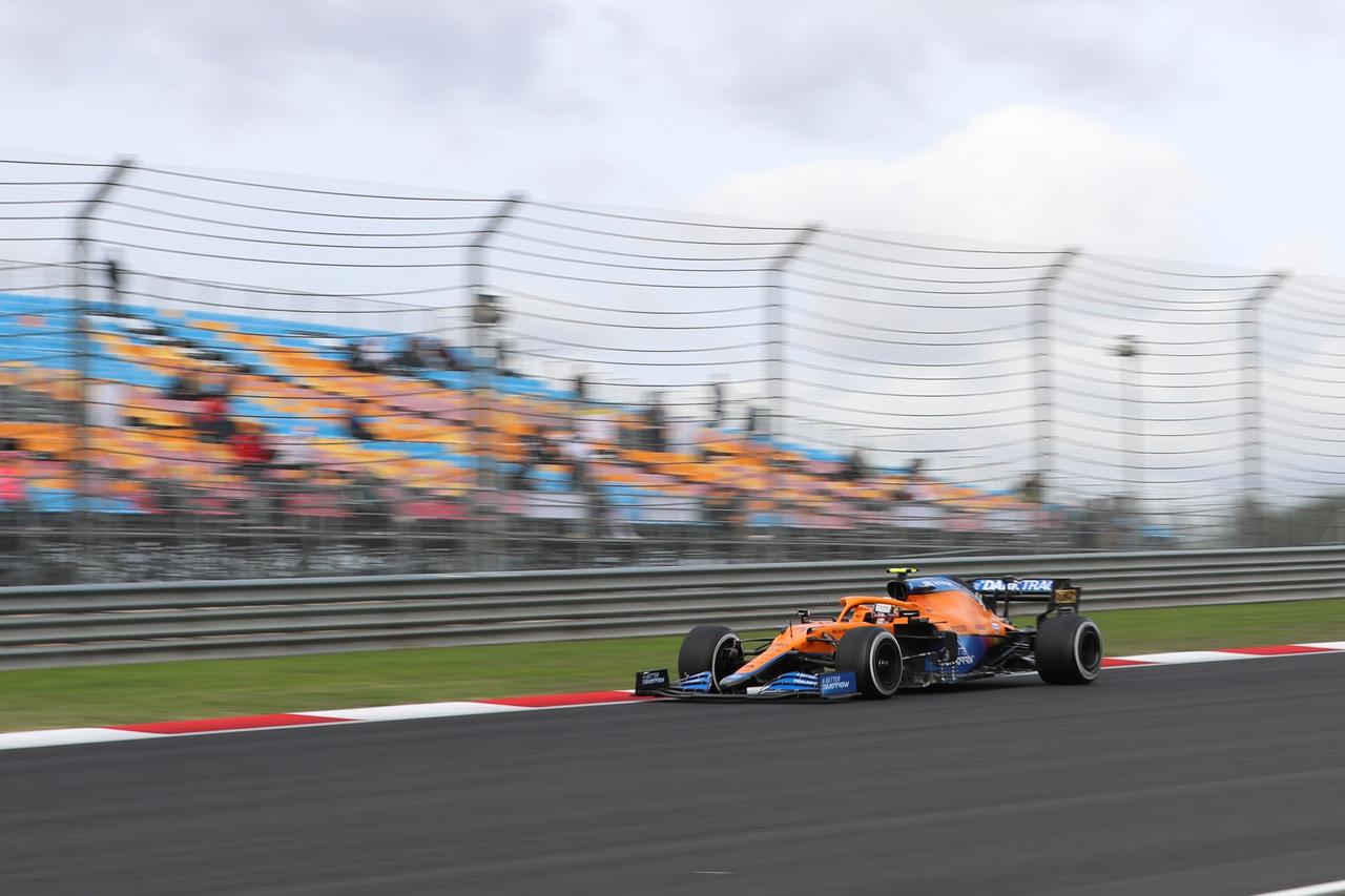 Corriendo con un motor nuevo, el campeón de la Fórmula Uno, Lewis Hamilton, registró el mejor tiempo en las dos sesiones de práctica del viernes para el Gran Premio de Turquía.
