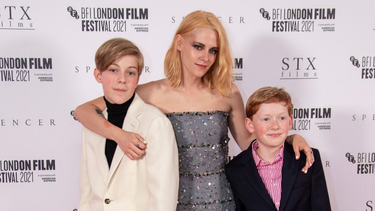 Una nueva producción basada en la vida de la princesa Diana de Gales tuvo su premiere en Londres con una alfombra roja en la que además de Kristen Stewart, sus “hijos” fueron el foco de atención. 