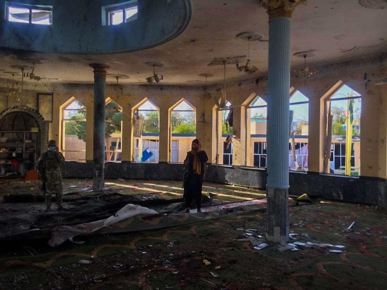 Un atentado suicida contra una mezquita chií provocó este viernes la muerte de al menos ochenta personas y dejó unos cien heridos en el norte de Afganistán, un ataque que no ha sido reivindicado pero que es similar a otros del grupo yihadista Estado Islámico (EI), contra el que los talibanes han lanzado una operación masiva en el país, al considerarlos su principal amenaza. (ARCHIVO) 