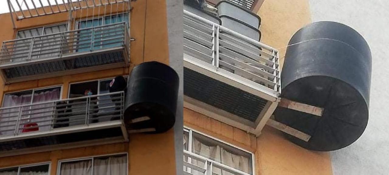A través de redes sociales, vecinos de la alcaldía de Iztacalco denunciaron un tinaco que colgaba del balcón del quinto piso de un edificio departamental, imágenes que se volvieron virales (CAPTURA)