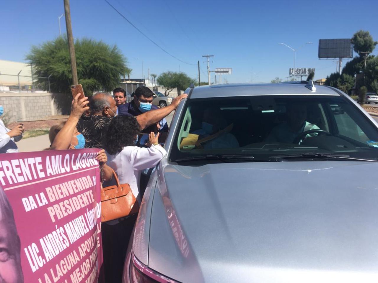 Llegada de AMLO a Torreón con porra a favor. (FERNANDO COMPEÁN)