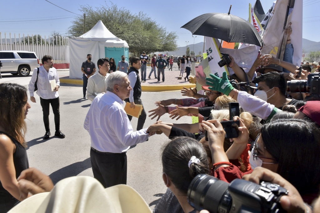 Con manifestaciones e incluso con porras fue como recibieron al presidente Andrés Manuel López Obrador en Lerdo.