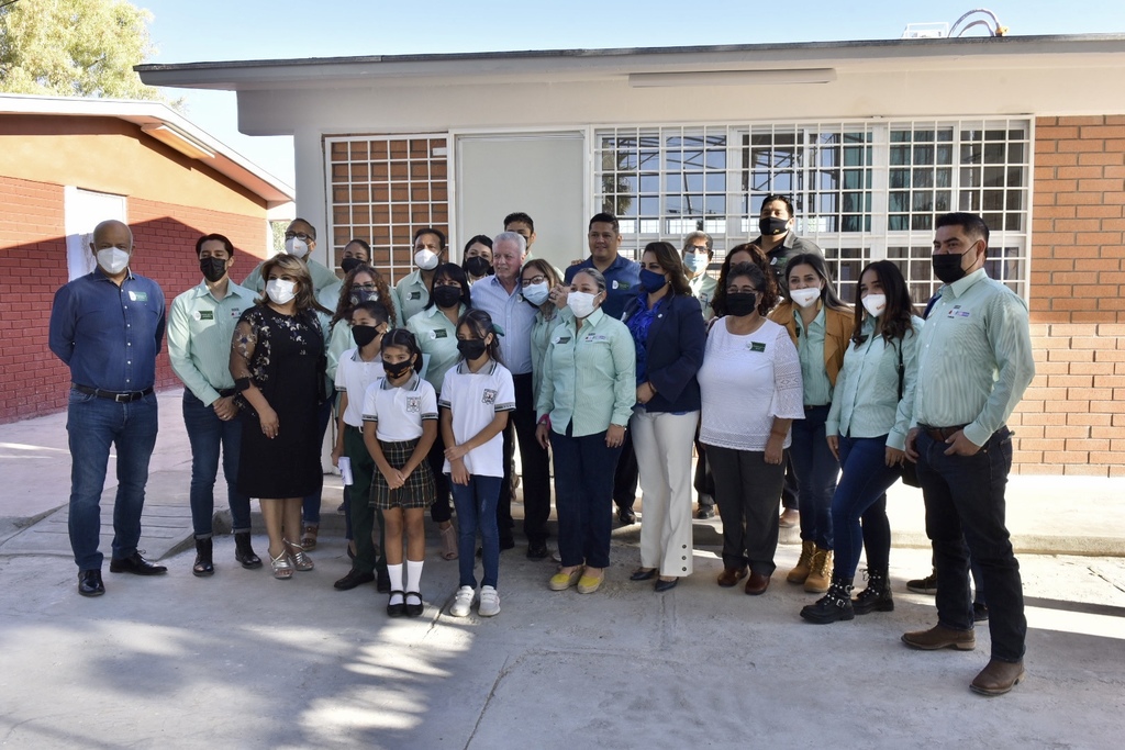 Entregan autoridades de Torreón nueva aula en la Escuela Primaria Ramón López Velarde.