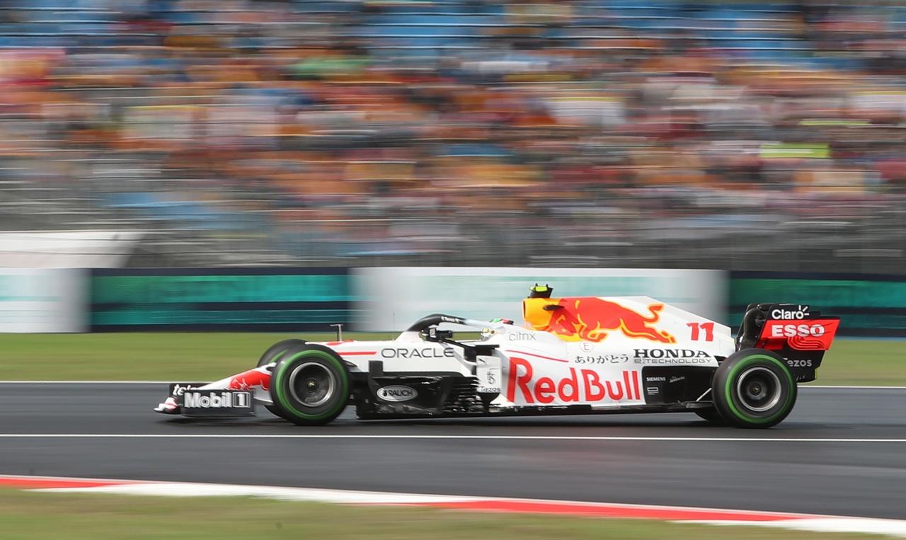 El mexicano Sergio Pérez (Red Bull), que la concluyó séptimo, avanzan un puesto por la sanción de Hamilton. (EFE)