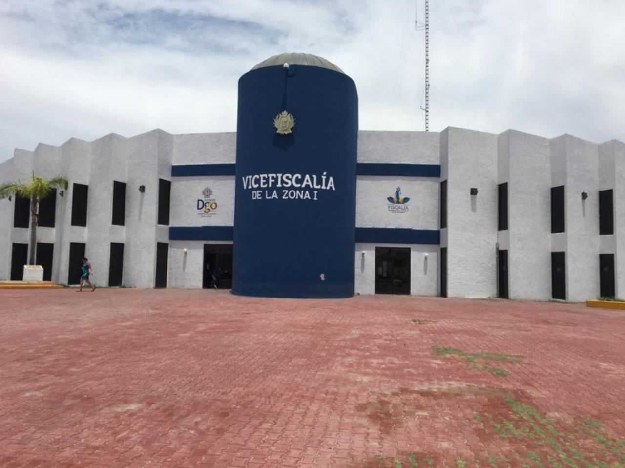 Hombres armados despojaron a una mujer de su camioneta a la altura de la colonia Hamburgo de Gómez Palacio, pese a los esfuerzos de las autoridades por ubicar la unidad, tras una hora de rastreo, no lograron dar con su paradero.
