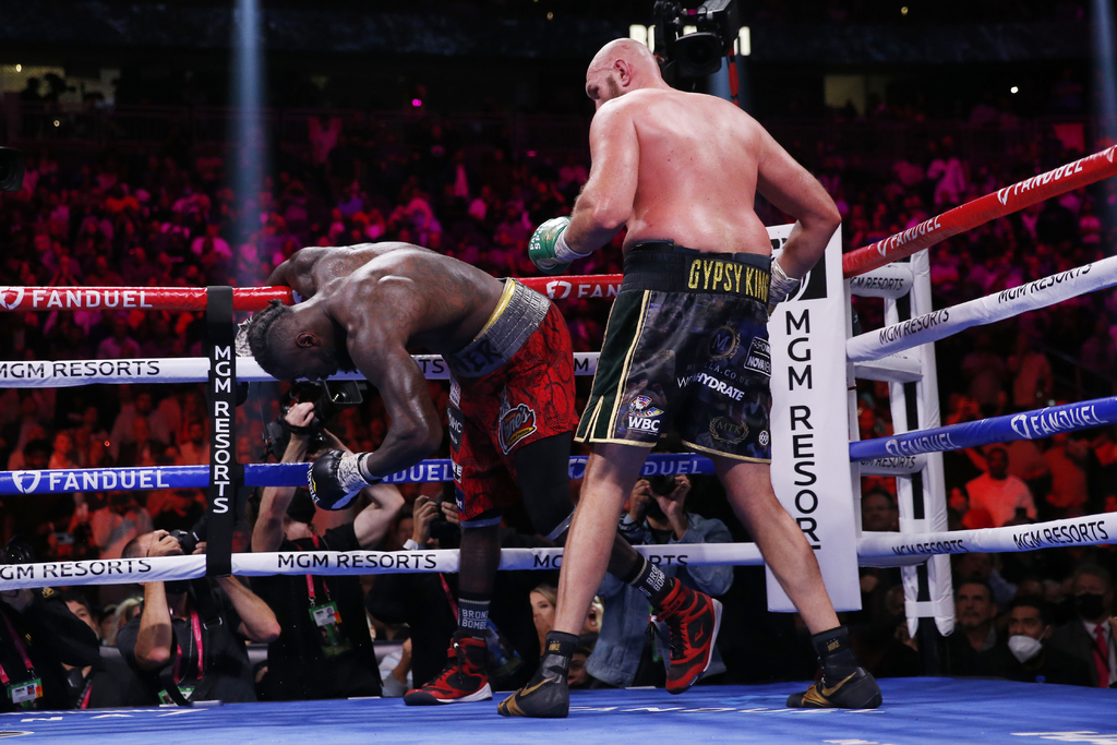 Tyson Fury noquea a Deontay Wilder en el round 11.