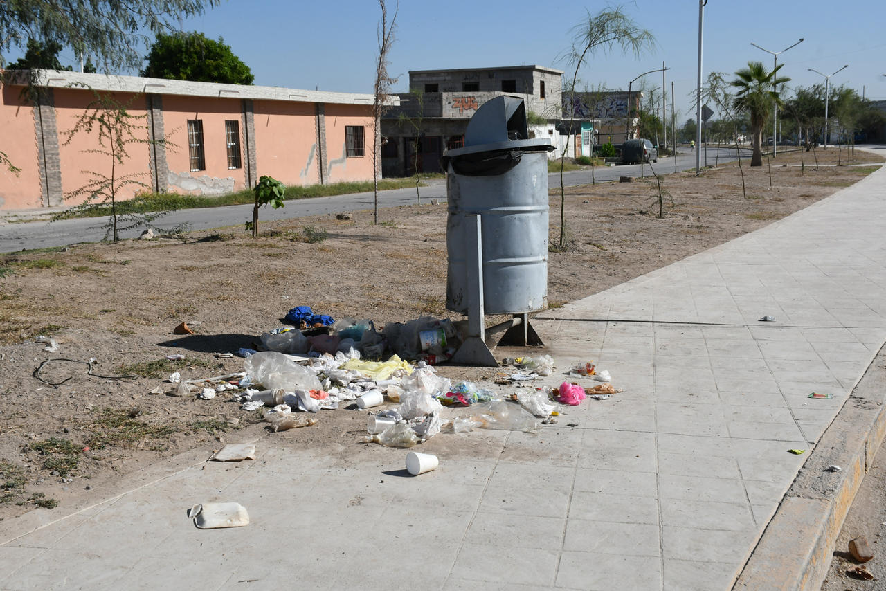 Problema de salud pública desde hace meses. Ciudadanos optan por dejar sus desechos en el suelo, esto en lugar de depositarlos en los contenedores que se han colocado en el lugar.