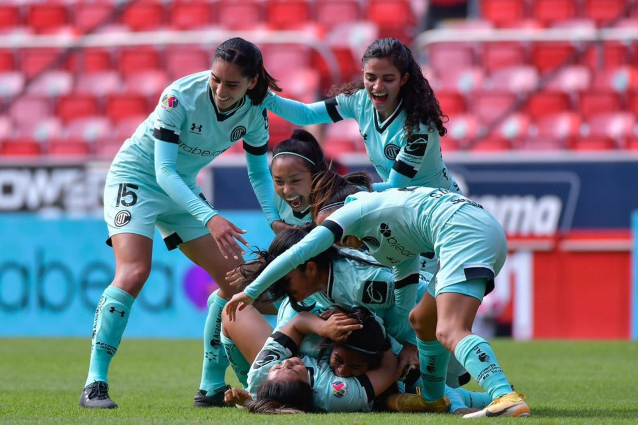 Jugadoras del Toluca celebran tras marcar el único gol. (CORTESÍA)