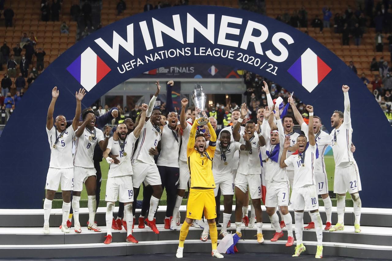 Kylian Mbappé anotó un polémico gol en los últimos minutos para que el campeón del mundo Francia volviera a darle la vuelta al marcador y derrotar el domingo 2-1 a España en la final de la Liga de Naciones. (EFE)
